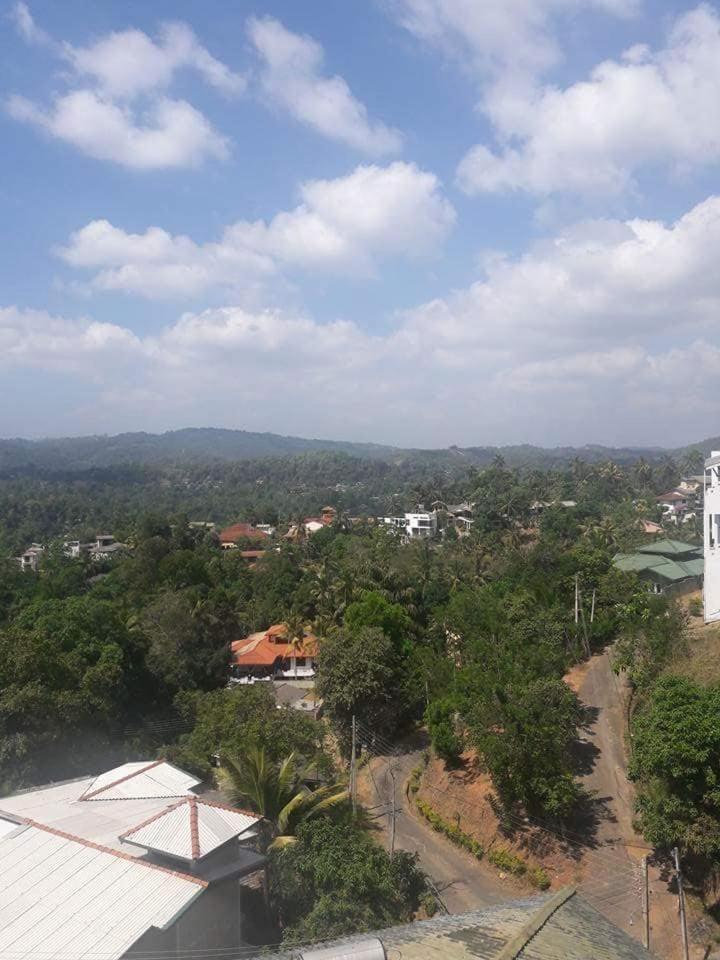 Red Chillies Tourist Inn Kandy Exterior photo